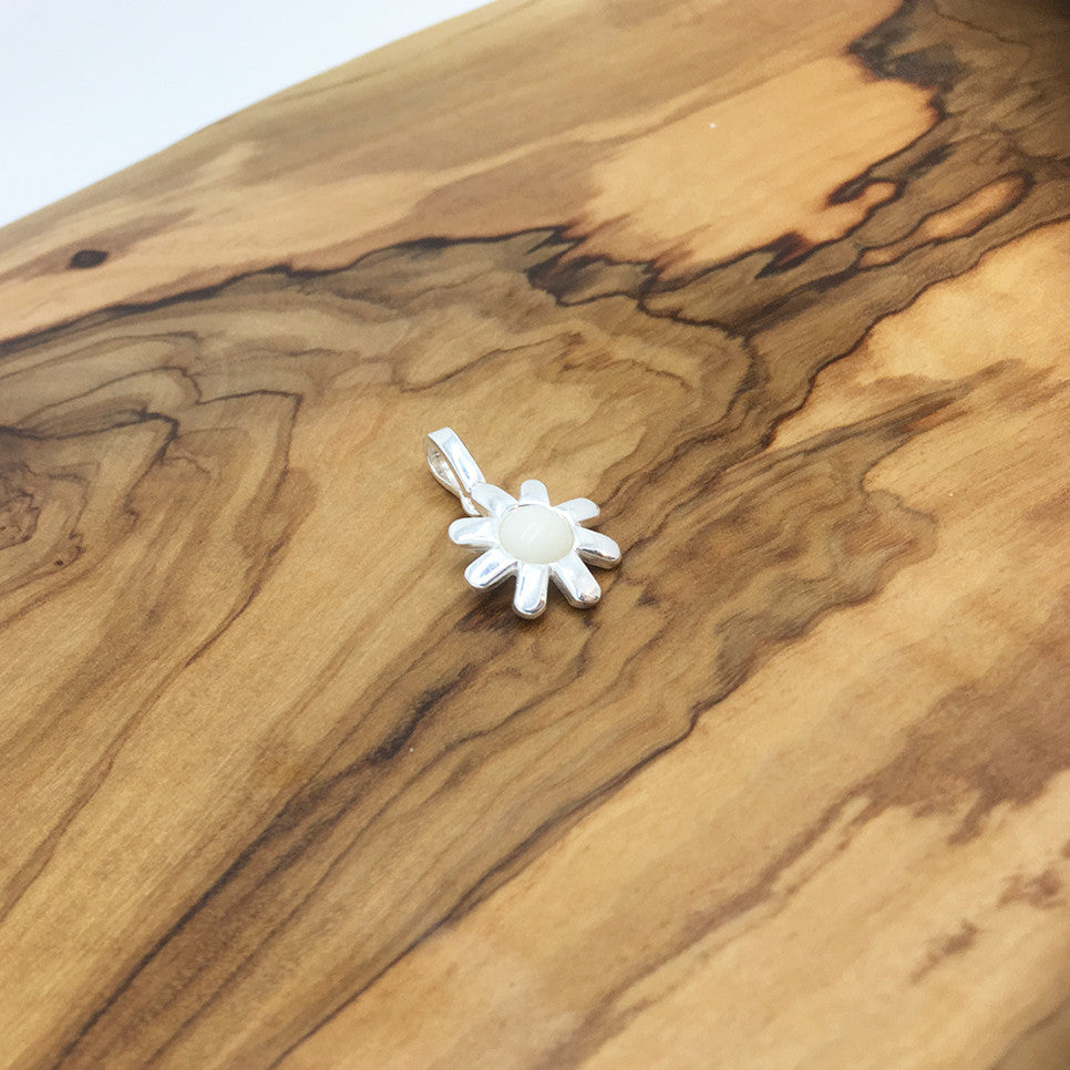 Daisy sterling silver pendant